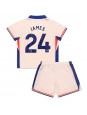 Billige Chelsea Reece James #24 Bortedraktsett Barn 2024-25 Kortermet (+ Korte bukser)